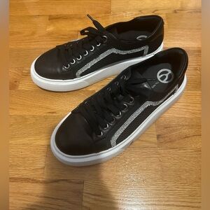 Wishbone Collection Stylish Black and White Women's Sneakers